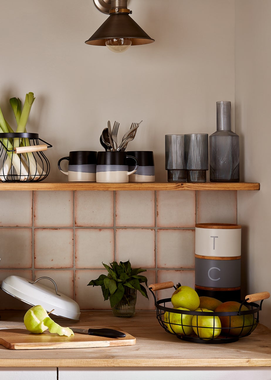 Black Wire Fruit Basket (27.5cm x 11cm)