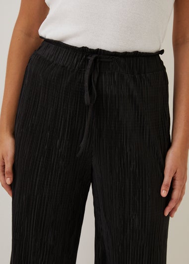 Black Plisse Cropped Trousers