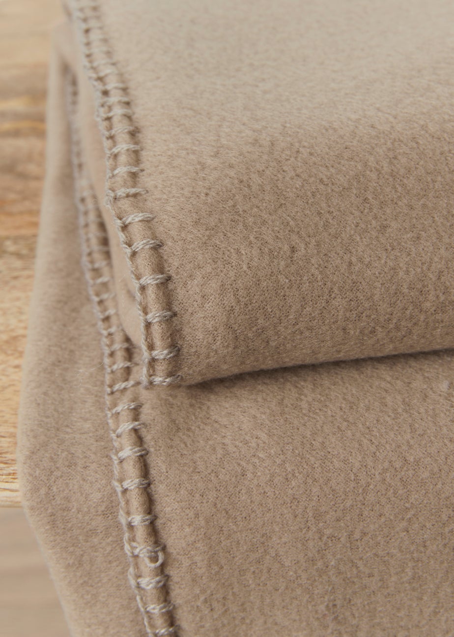 Neutral Fleece Throw (150cm x 130cm)