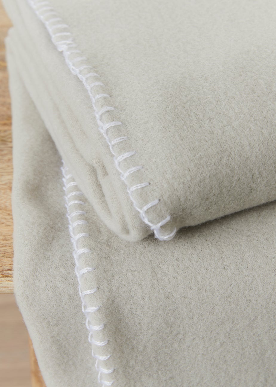 Grey Fleece Throw (150cm x 130cm)