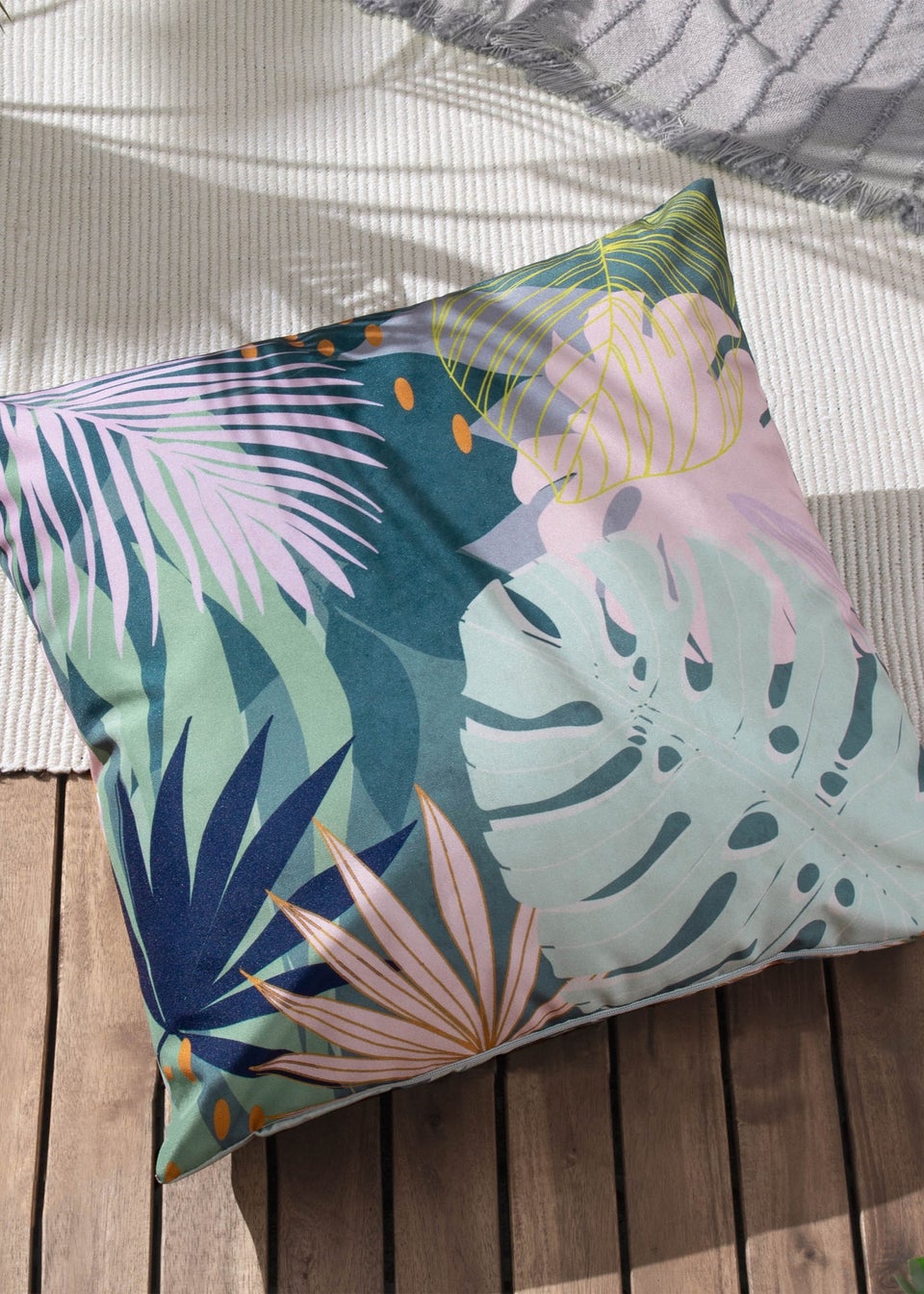 furn. Leafy Outdoor Filled Cushion (43cm x 43cm x 8cm)