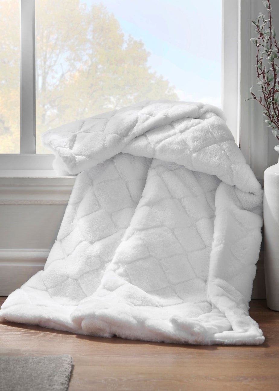 Catherine Lansfield Cosy Diamond Faux Fur Soft 130x170cm Blanket Throw White