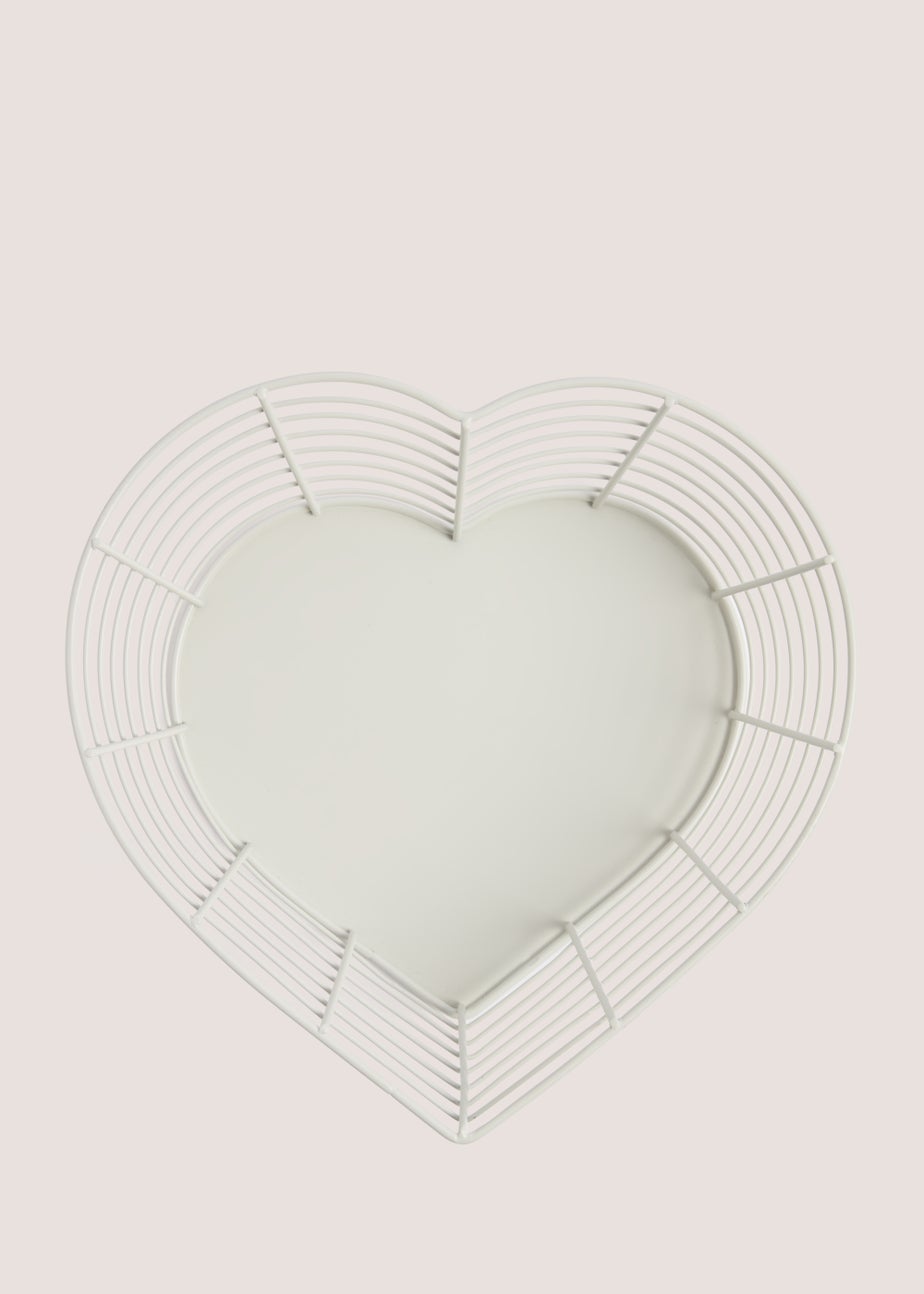 White Heart Wire Basket (26cm x 25cm x 10cm)