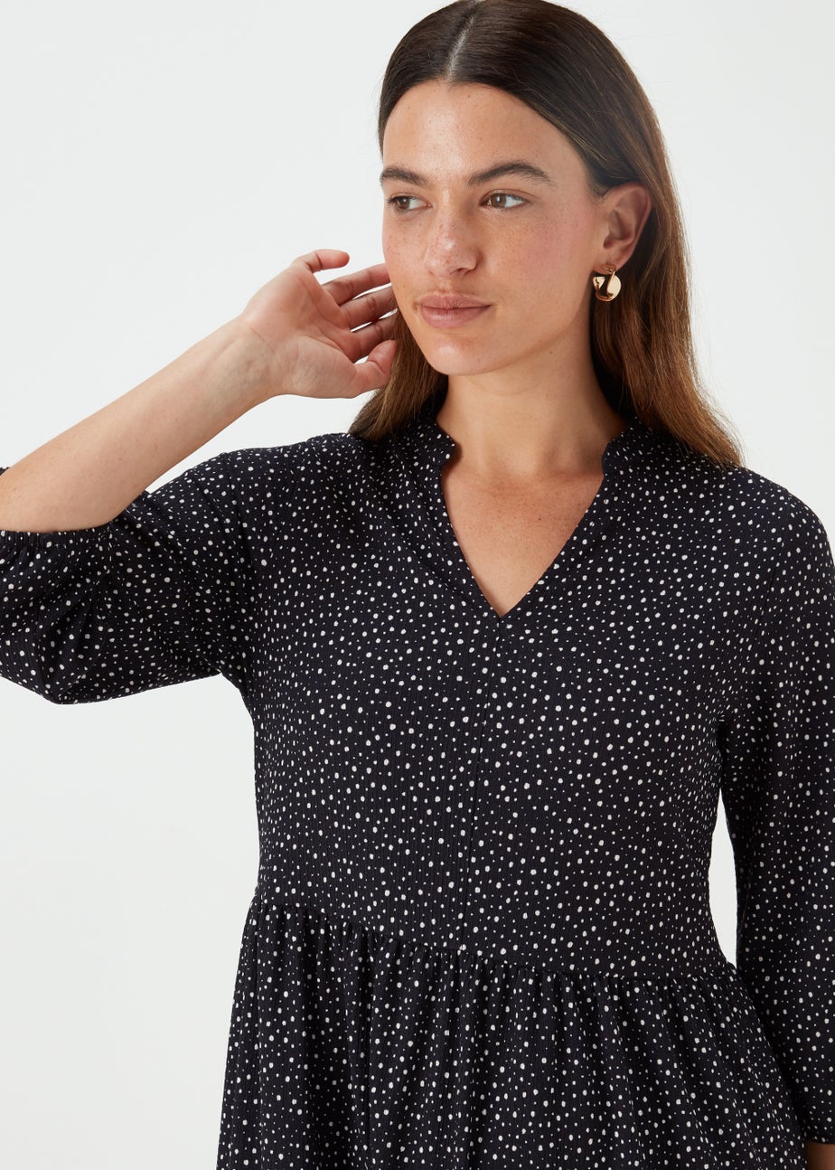 Black Spot Crinkle V-Neck Midi Dress