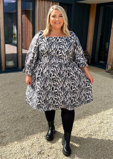 In the Style Jess Millichamp Black Abstract Print Shift Dress