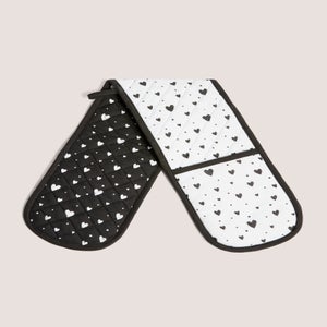 Black Heart Print Oven Gloves