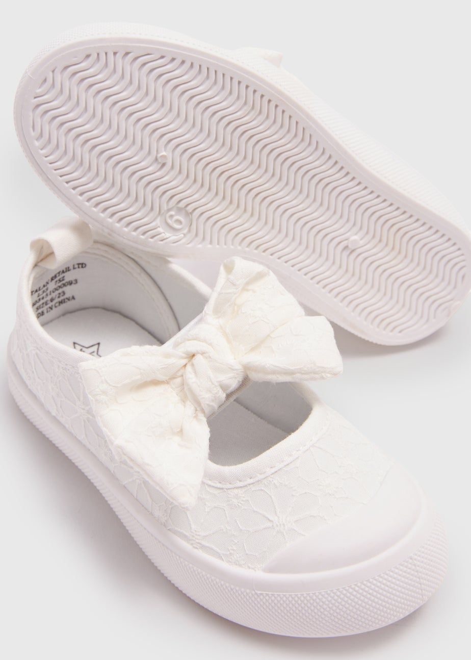 Girls White Broderie Bow Pumps (Younger 4-12)