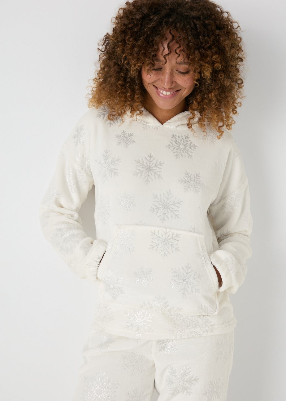 Wondrous Cream Fleece Snowflake Loungewear Set