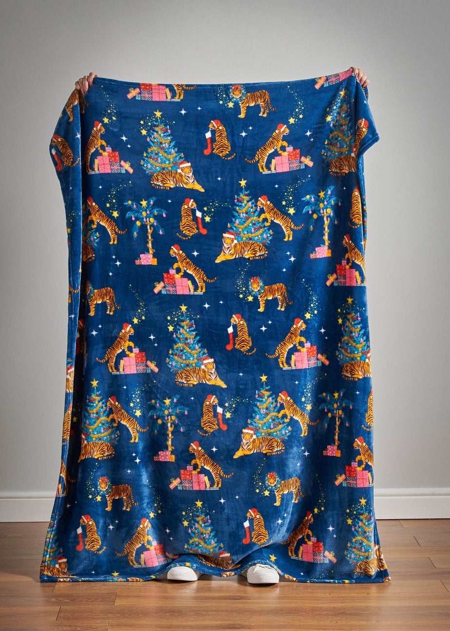 Catherine Lansfield Christmas Tiger Cosy Fleece Blanket Throw (130x170cm)