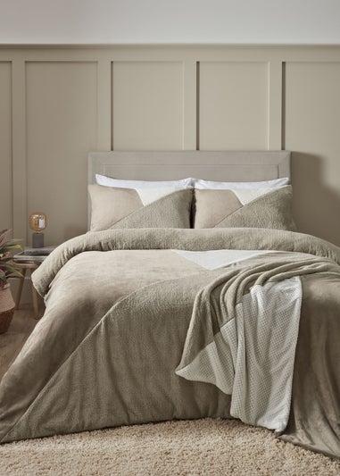 Catherine Lansfield Cosy Larsson Geo Fleece Duvet Cover Set Natural