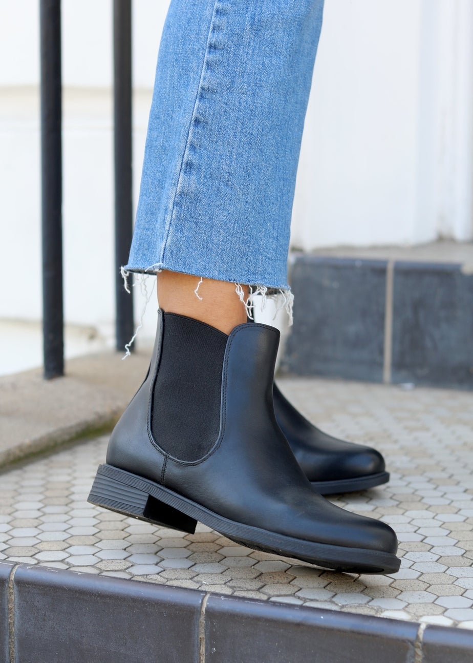 Linzi Fia Black Faux Leather Classic Chelsea Boot