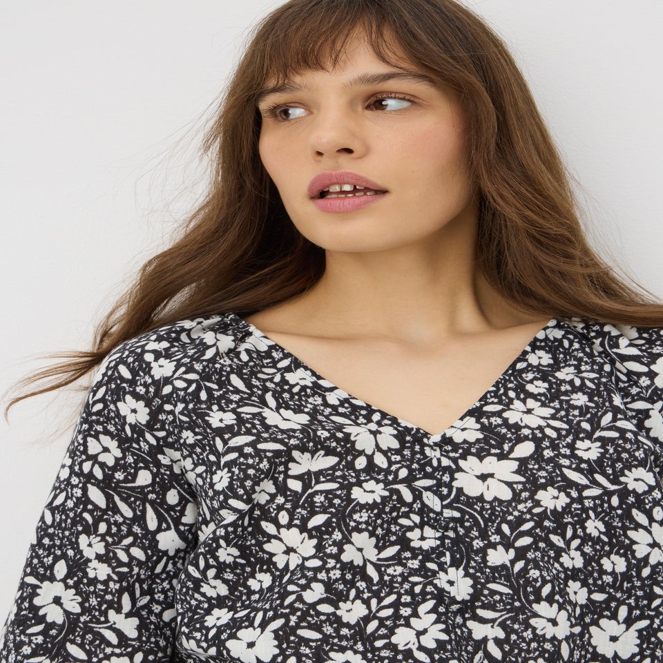 Black Monchrome Floral V-Neck Tea Top