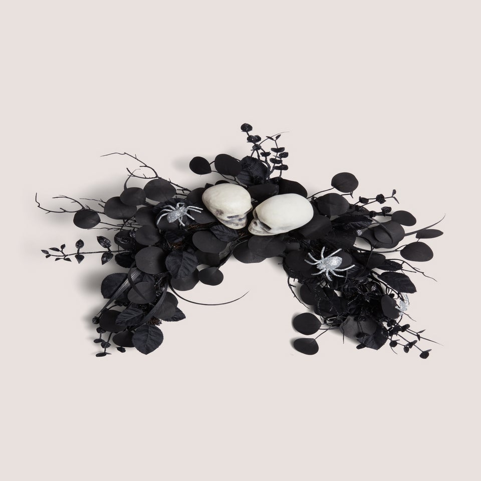 Black Halloween Skull Wreath