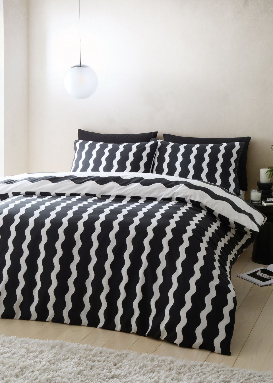Sassy B Waves Reversible Duvet Cover Set Black / White
