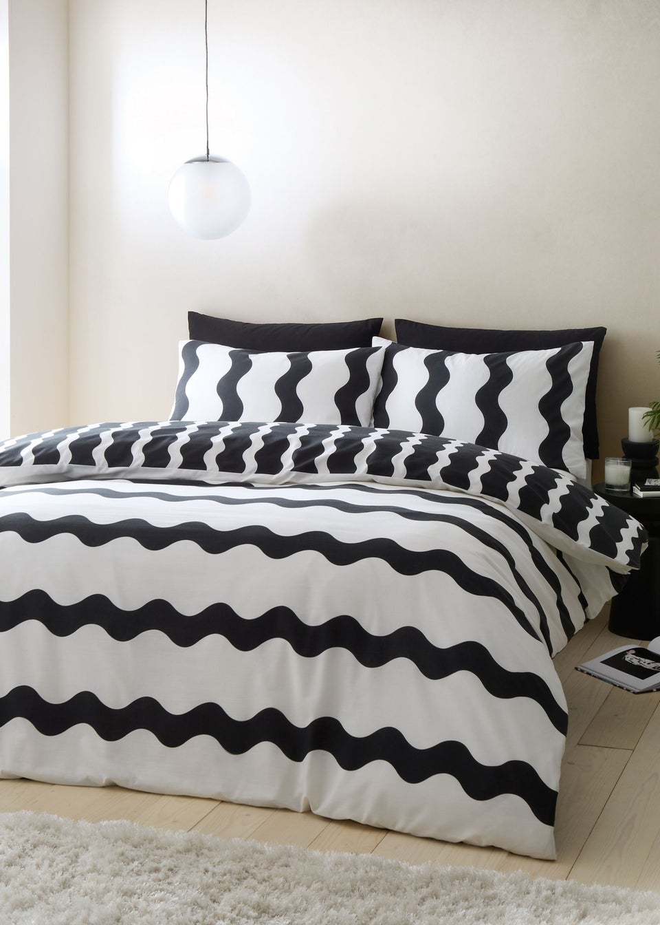 Sassy B Waves Reversible Duvet Cover Set Black / White