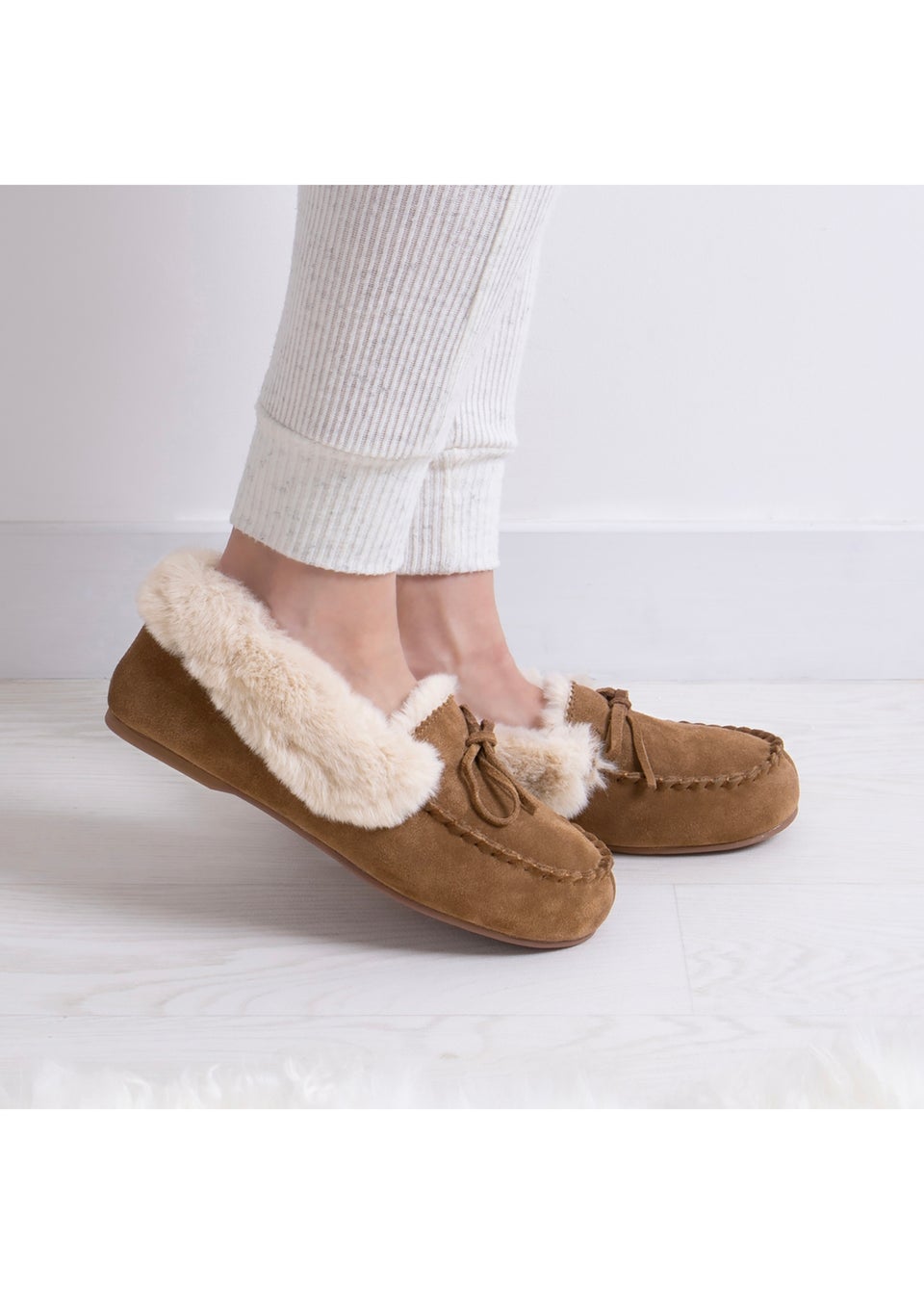 Totes Isotoner Tan Genuine Suede Moccasin with Faux Fur Lining