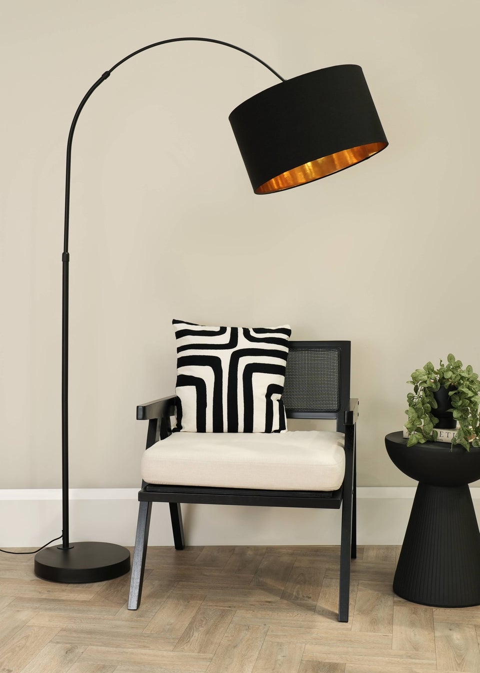 ValueLights Louis Matte Black Floor Lamp with Large Drum Shade