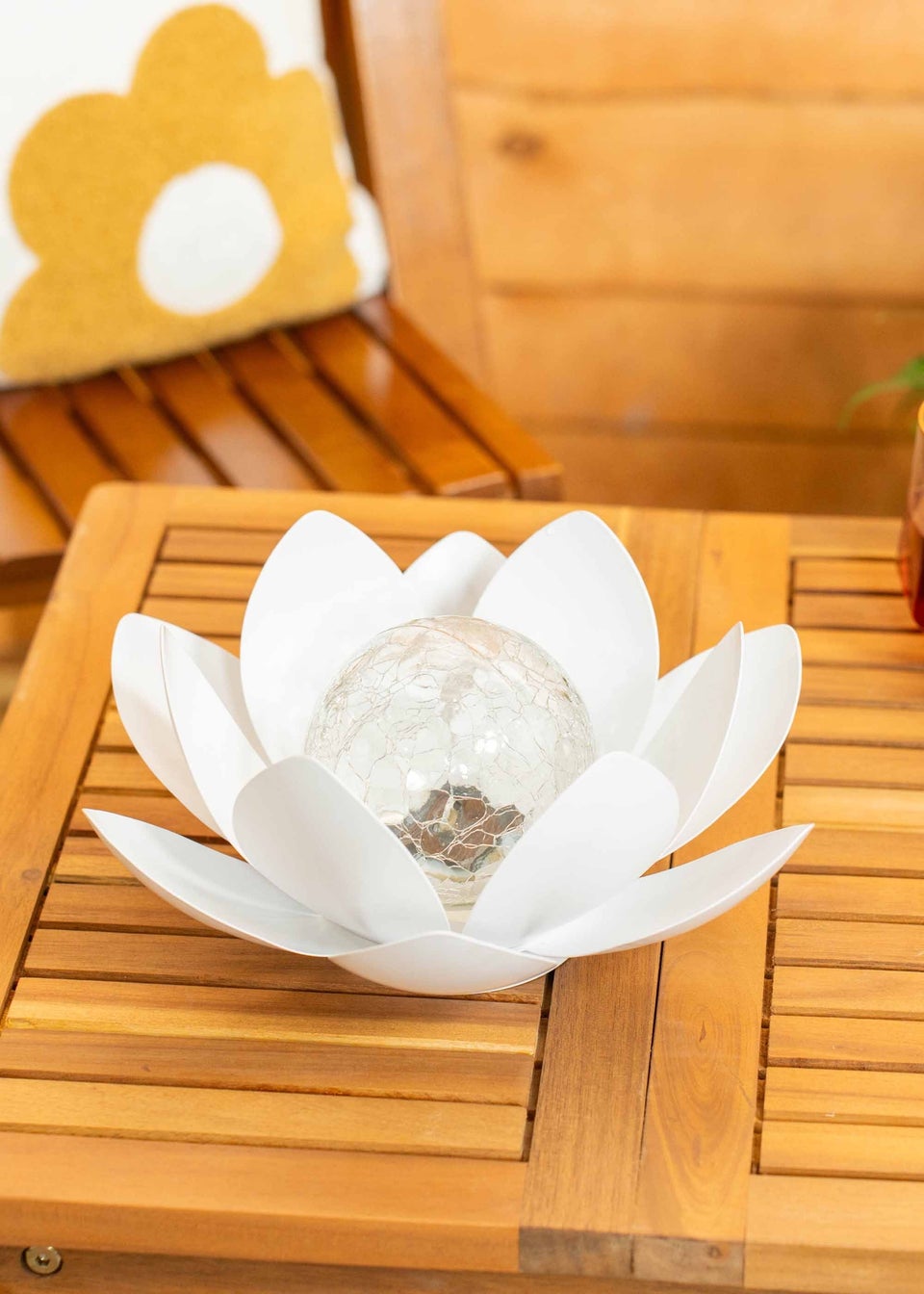 ValueLights Solar White Waterlily Lotus Flower Garden Light  With Integrated LED's (11cm x 26.5cm x 26.5cm)