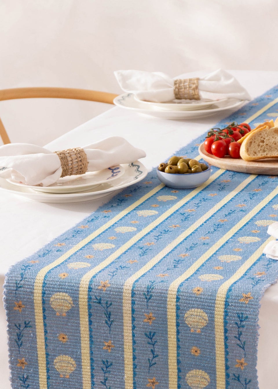furn. Blue Sea Shells Indoor/Outdoor Table Runner