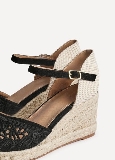 Linzi Kayla Black Closed Toe Wedge