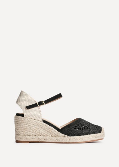 Linzi Kayla Black Closed Toe Wedge