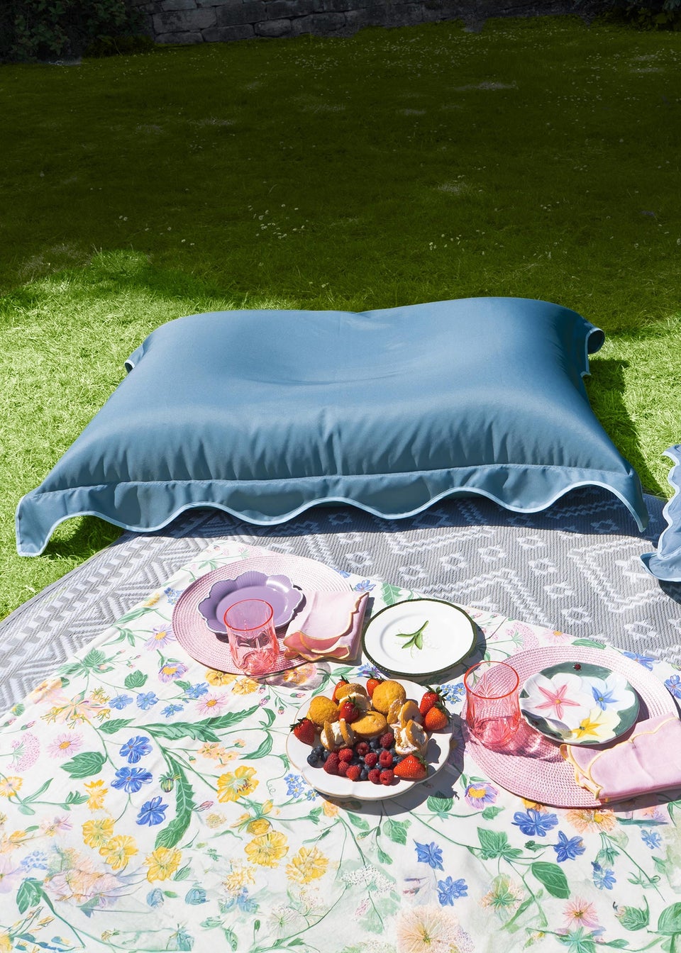 rucomfy Indoor/Outdoor Giant Scalloped Squashy Squarbie Seafoam Blue Beanbag