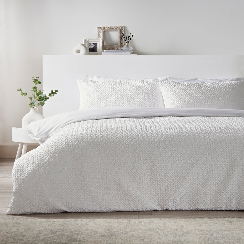 White Clipped Duvet Set