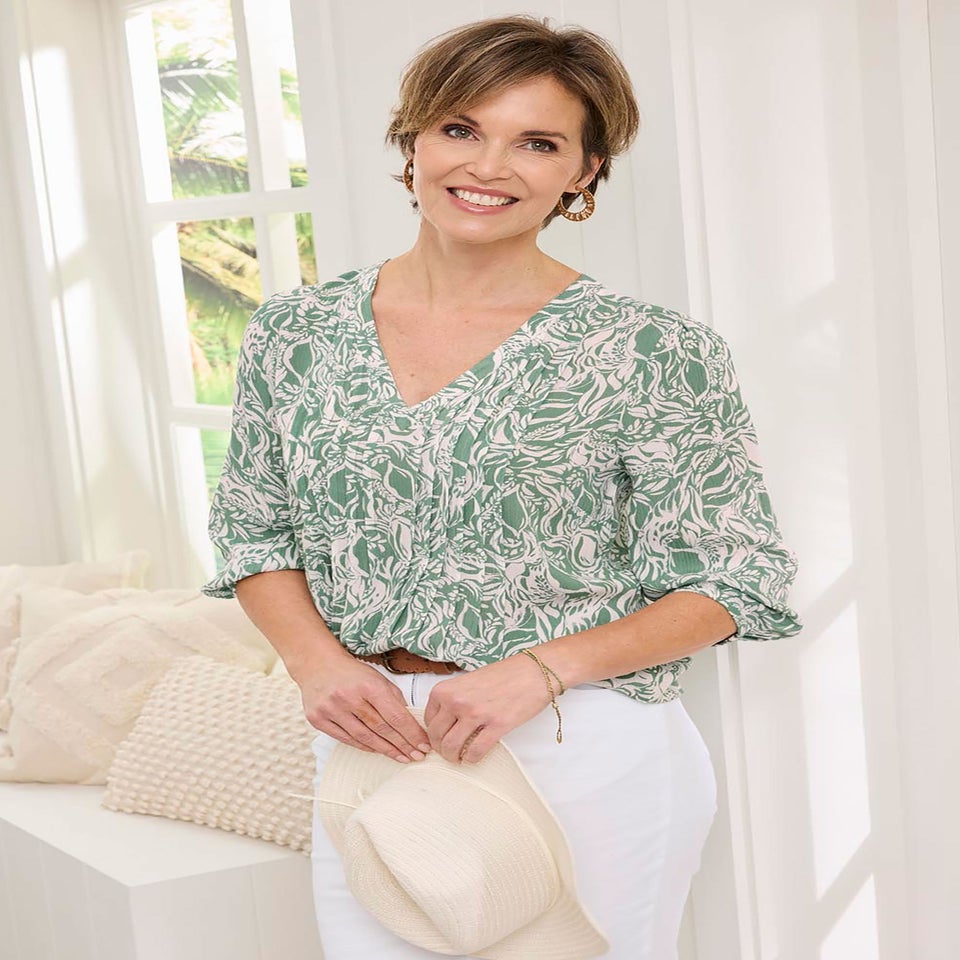 Cotton Traders Mint 3/4 Sleeve V Neck Printed Crinkle Top