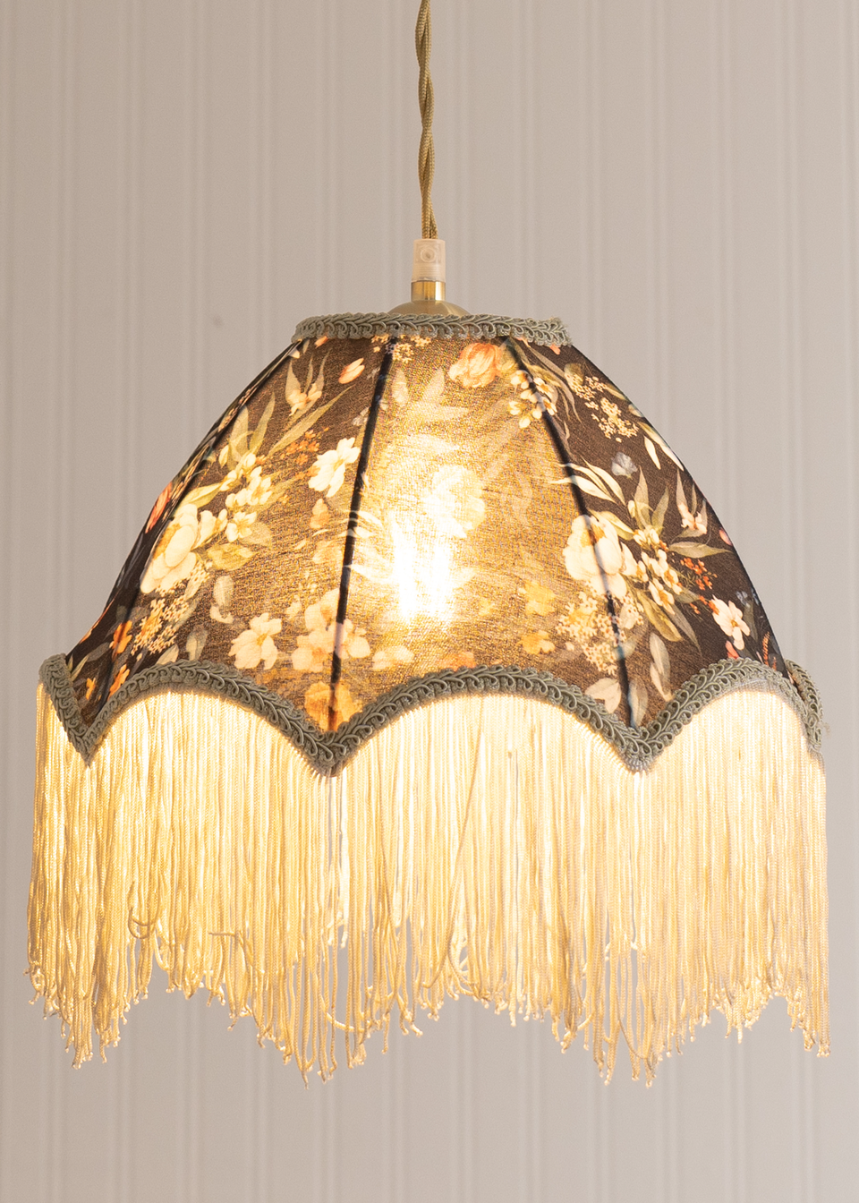 ValueLights Peony Scalloped Floral Fabric Classic Lamp Shade with Cream Tassels