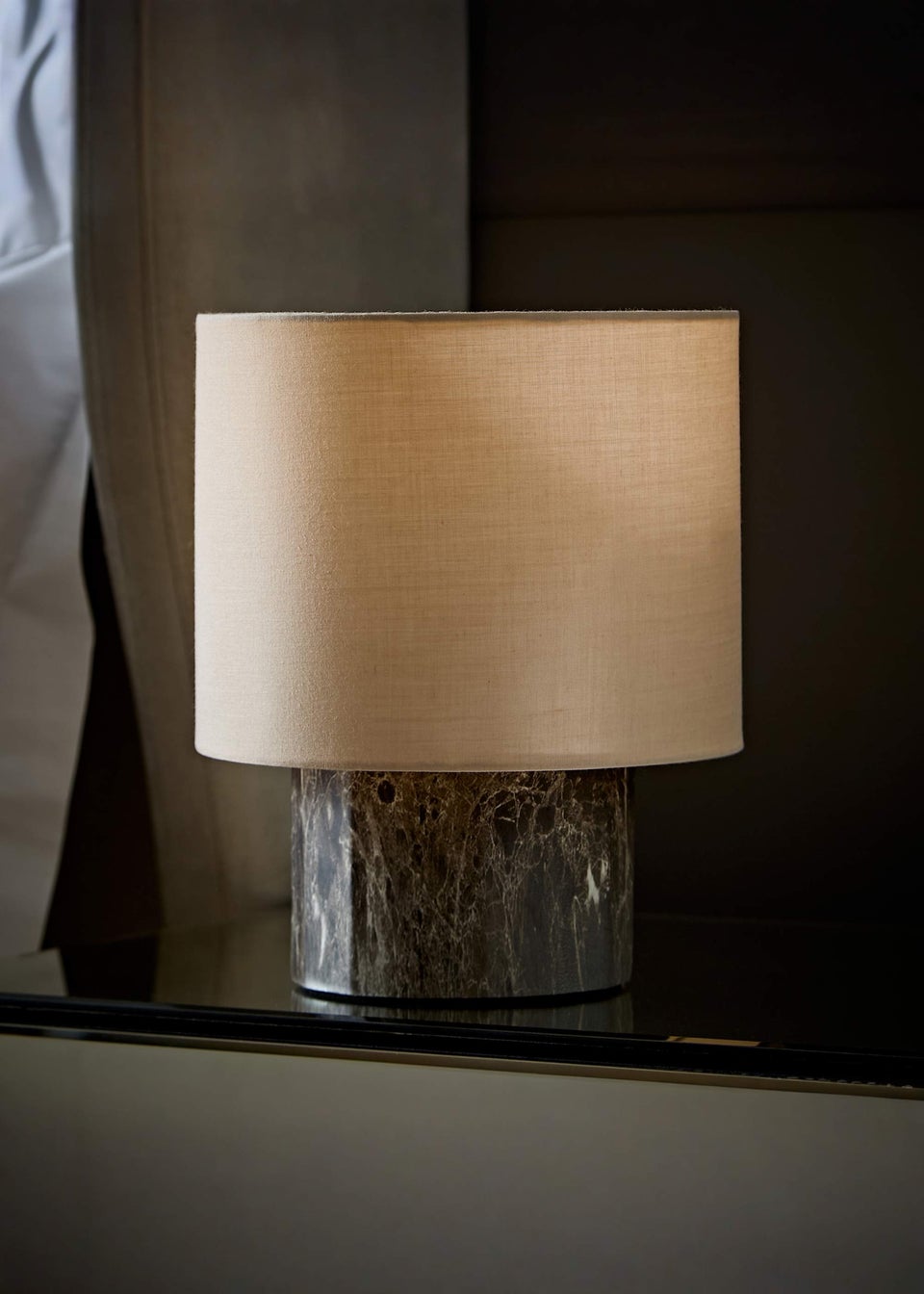 ValueLights Melanie Dark Marble Effect Table Lamp with Natural Linen Lamp Shade