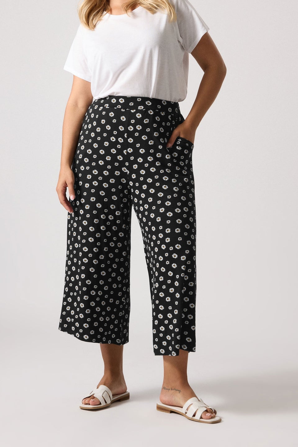 Yours Curve Black Daisy Print Cropped Trousers