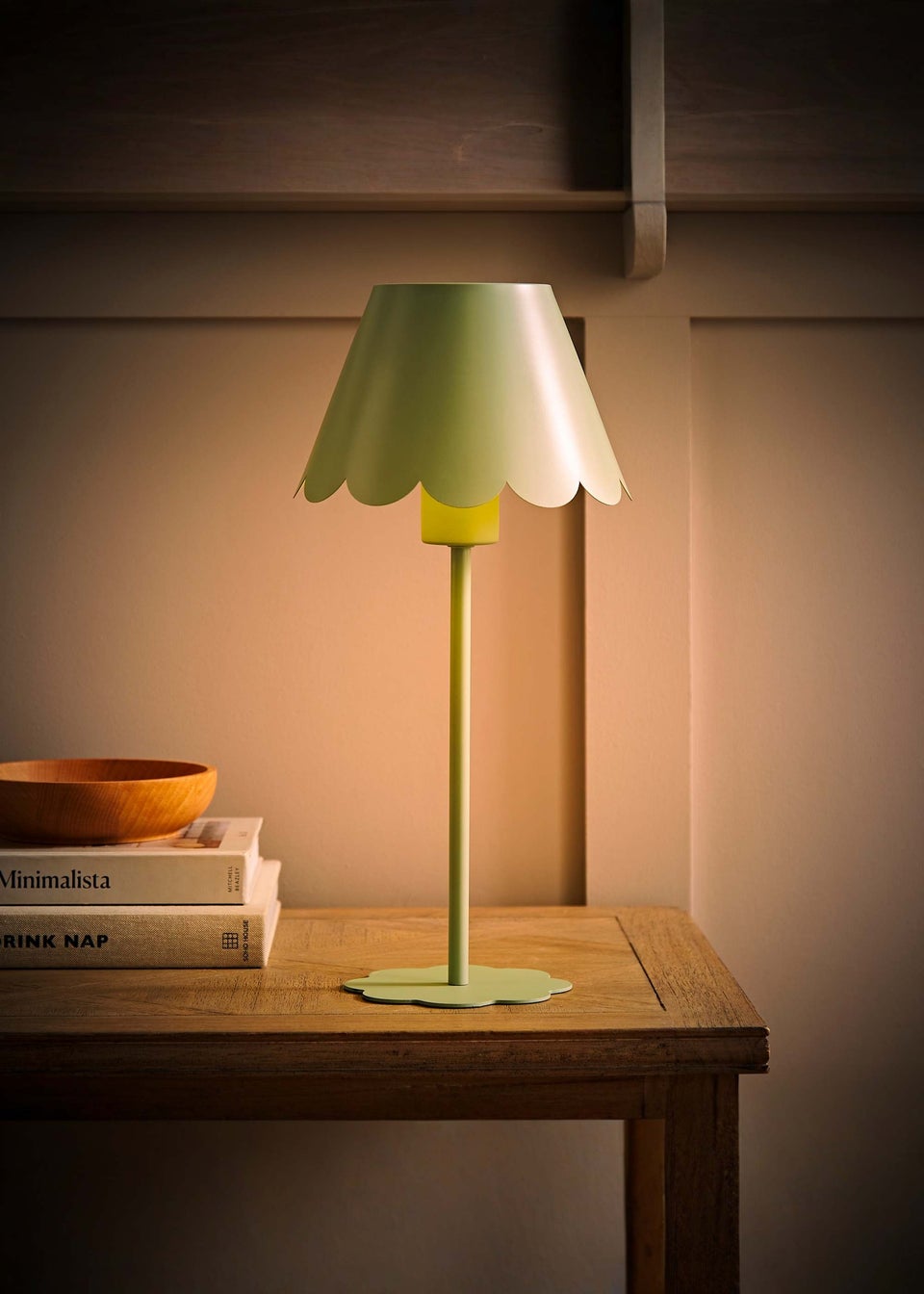 ValueLights Hattie Green Scallop Rechargeable Table Lamp