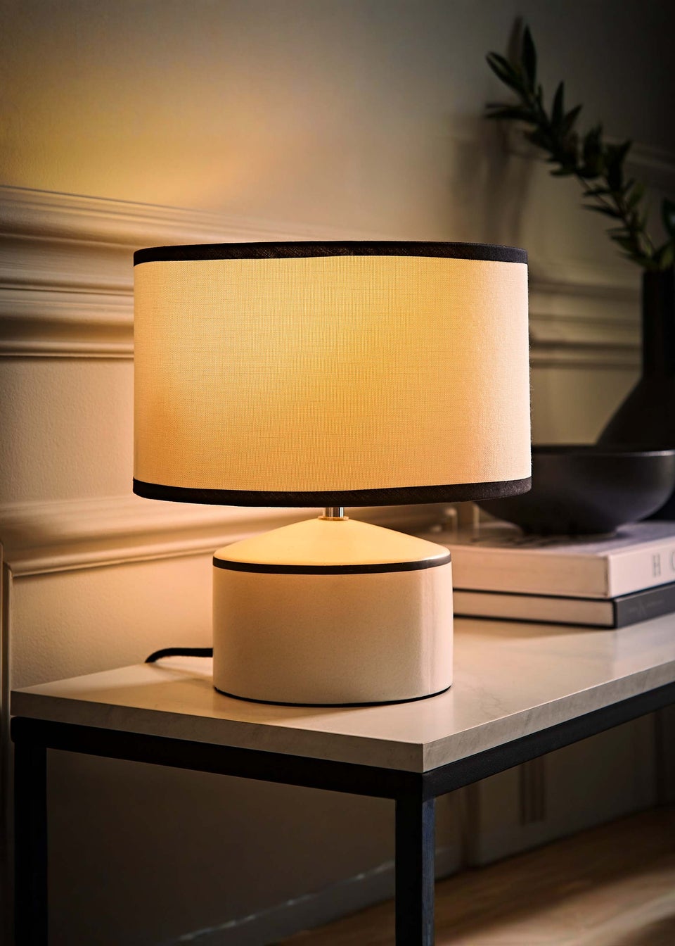 ValueLights Julia Black Trim Ceramic Table Lamp with Linen Shade