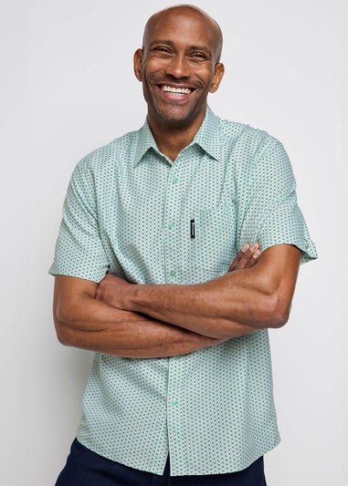 Cotton Traders Fresh Pear Guinness TM 1/2 Short Sleeve Soft Touch Geo Print Shirt