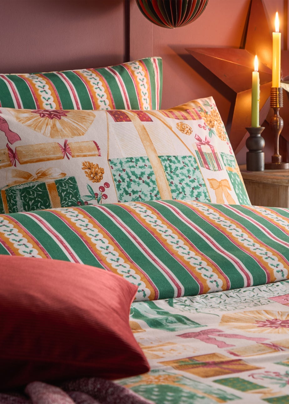 Furn All Wrapped Up Reversible Printed Emerald/Red Duvet Set