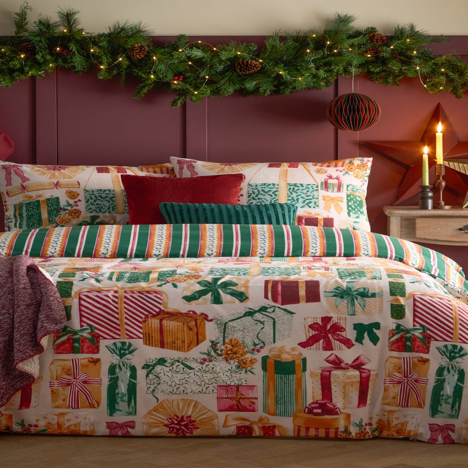 Furn All Wrapped Up Reversible Printed Emerald/Red Duvet Set