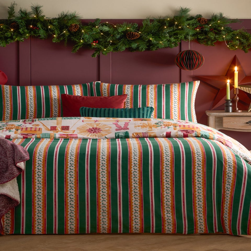 Furn All Wrapped Up Reversible Printed Emerald/Red Duvet Set