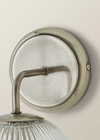 ValueLights Kempton Brushed Chrome Wall Light Ribbed Globe Shade