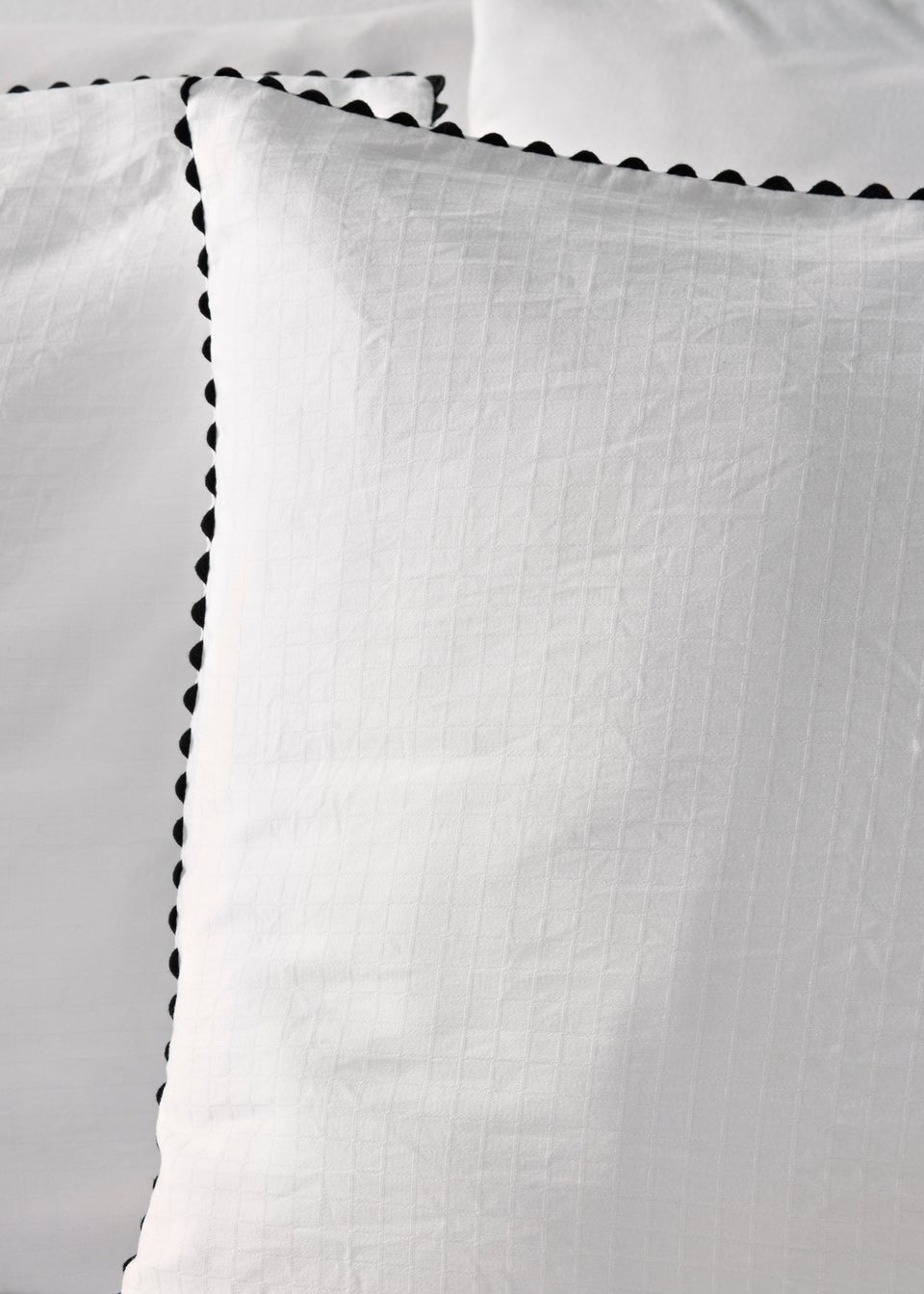 White Jacquard Scallop Duvet Set