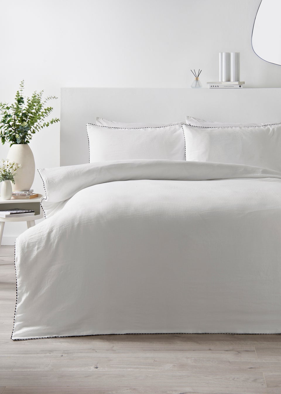 White Jacquard Scallop Duvet Set