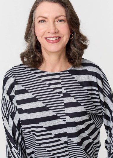 Izabel London Grey Geo Print Long Batwing Sleeve Top