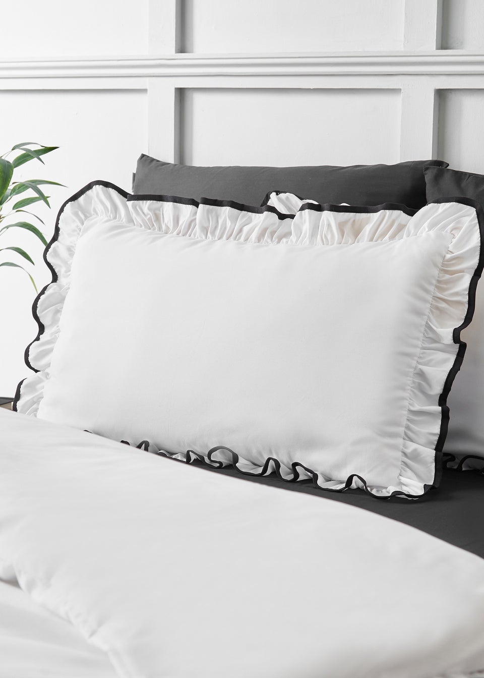 Catherine Lansfield So Soft Mono Frill Duvet Cover Set White / Black