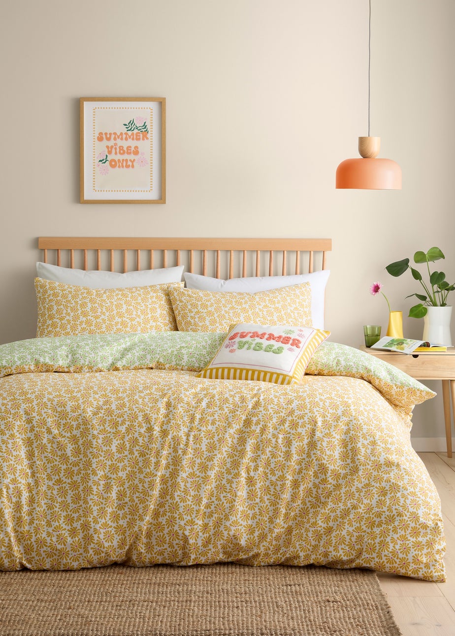 Fusion Retro Daisy Floral Reversible Yellow Duvet Cover Set