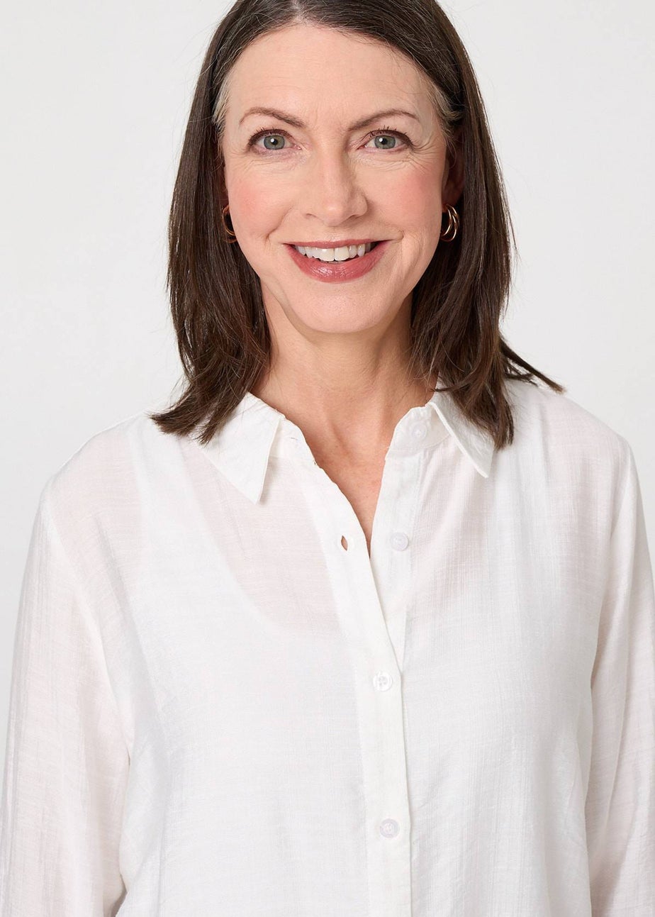 Izabel London White Button-Up Curve Hem Relaxed Shirt