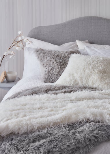 Cream Shaggy Faux Fur Throw (130cm x 180cm)