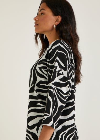 Papaya Petite Black & White Animal Print Jacquard Top