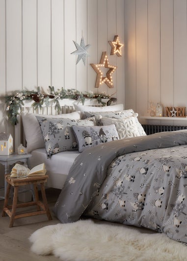White Tufted Snowflake Cushion (43cm x 43cm)
