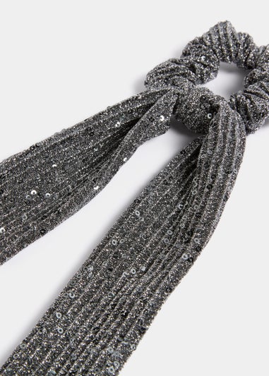 Silver Sequin Tailed Bobble