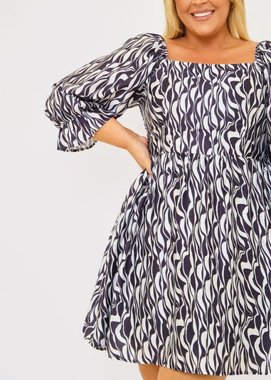 In the Style Jess Millichamp Black Abstract Print Shift Dress