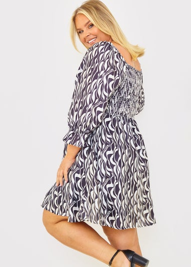 In the Style Jess Millichamp Black Abstract Print Shift Dress